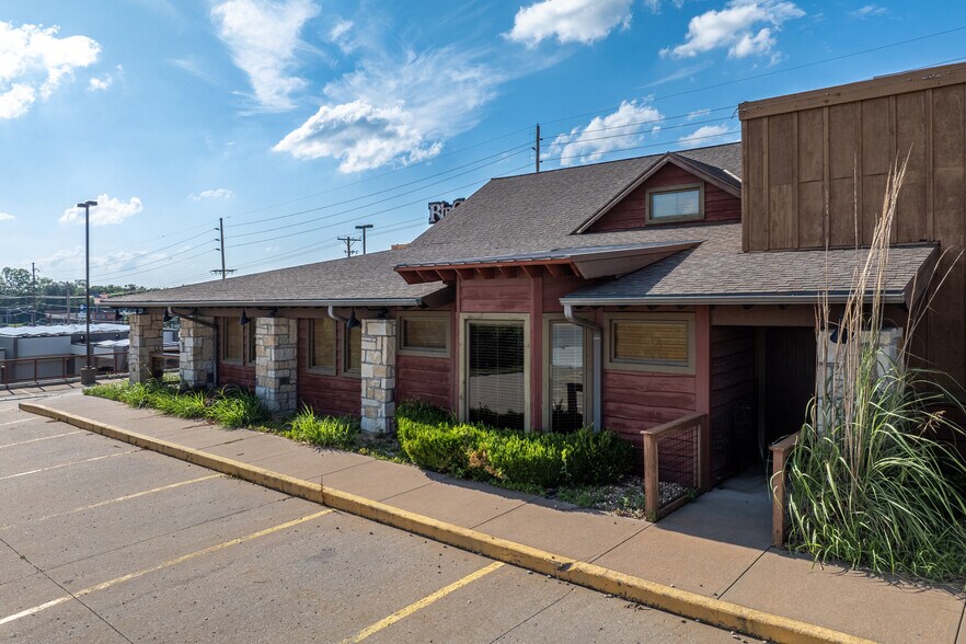 More Photos Of 3704 Faraon St, Saint Joseph Restaurant For Lease