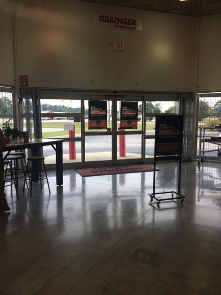 More Photos Of 2915 Gillespie St, Fayetteville Flex For Sale