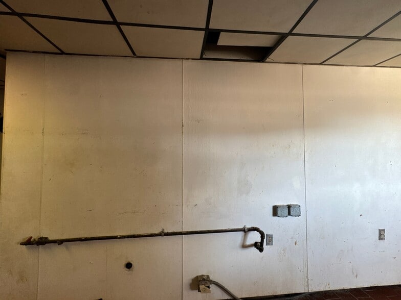 More Photos Of 520 W Broadway, Seminole Flex For Sale