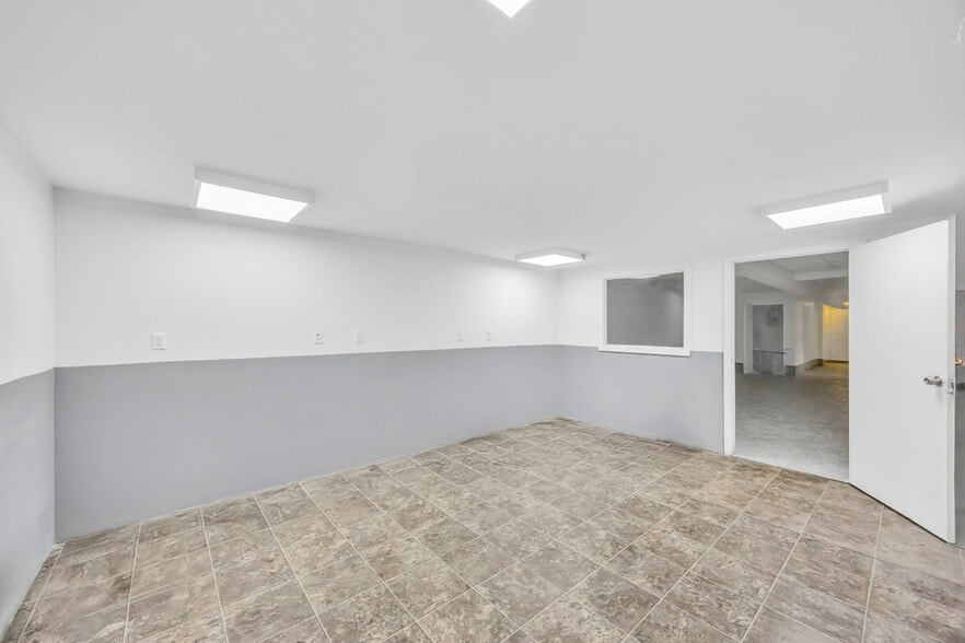 More Photos Of 28 Main St, Hempstead Storefront Retail Residential For Lease