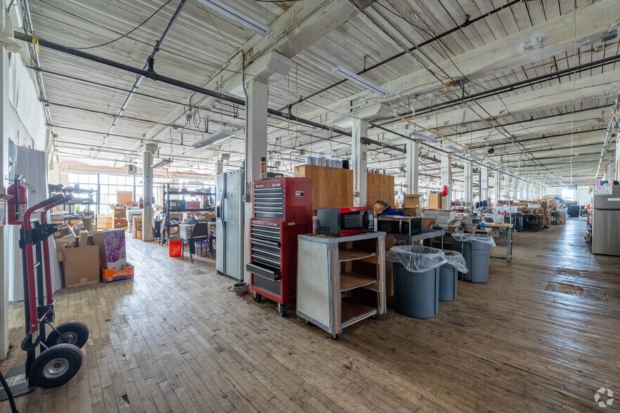 More Photos Of 208 S Pulaski St, Baltimore Light Manufacturing For Sale
