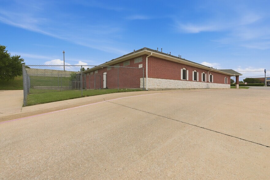 More Photos Of 1695 S State Highway 121, Lewisville Veterinarian Kennel For Lease