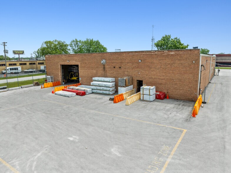 More Photos Of 2950 W 167th St, Markham Warehouse For Lease