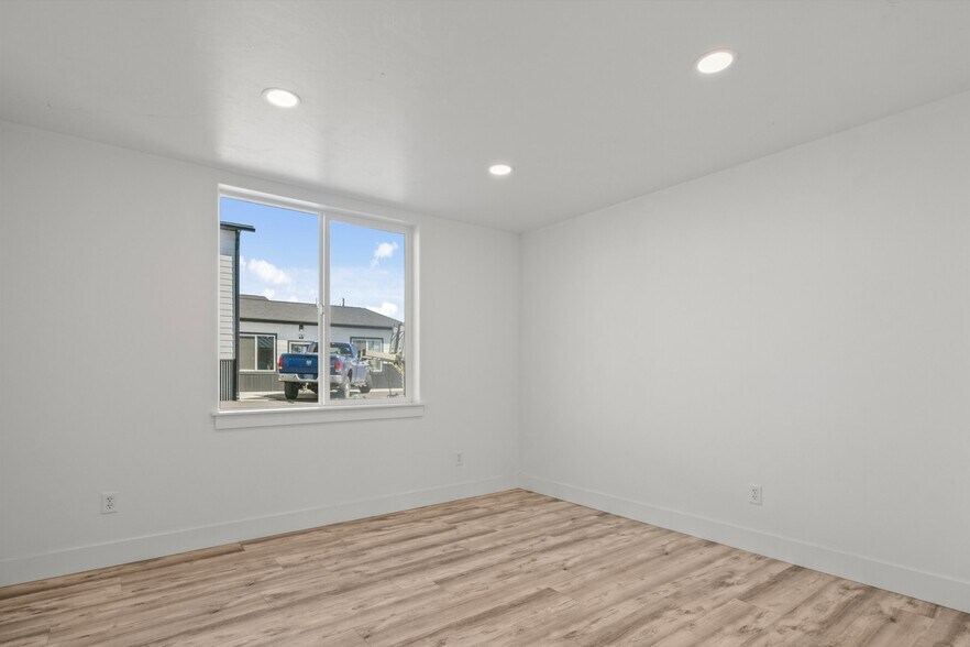 More Photos Of 7535 Roughsawn Dr, Helena Showroom For Lease