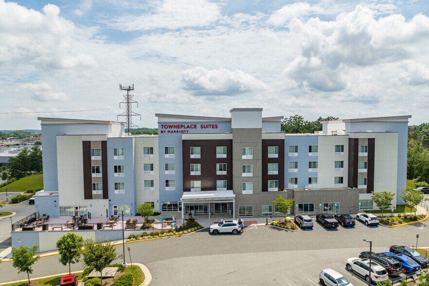 More Photos Of 14090 Shoppers Best Way, Woodbridge Hotel For Lease