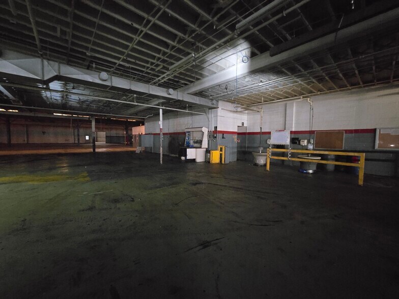 More Photos Of 401 E 5th St, Pinconning Distribution For Sale