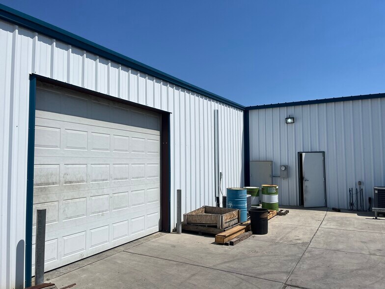 More Photos Of 1893 Airport Way, Richland Distribution For Lease
