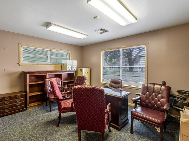 More Photos Of 1105 San Jacinto St, Rosenberg Office For Sale