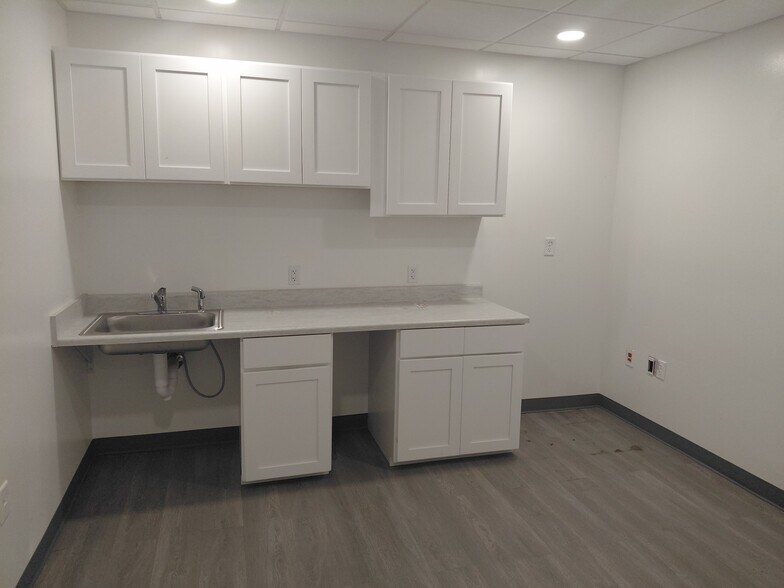 More Photos Of 32 Stiles Rd, Salem Office For Lease