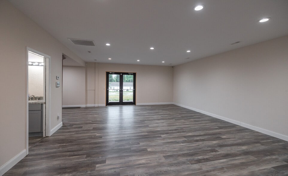 More Photos Of 905 W Scenic Rivers Blvd, Salem Flex For Sale