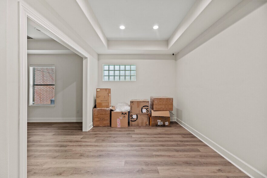 More Photos Of 10400 Main St, Houston Showroom For Lease