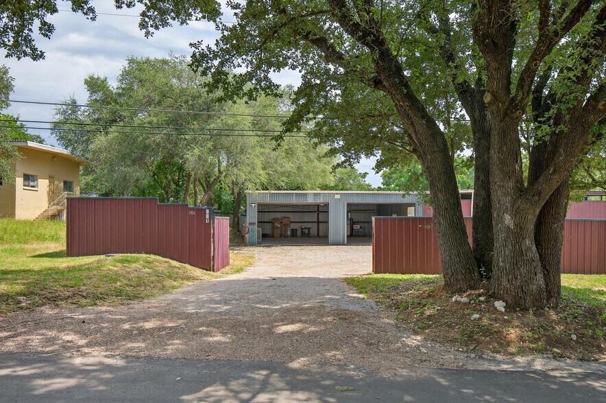More Photos Of 201 W 9th St, Burnet Warehouse For Lease