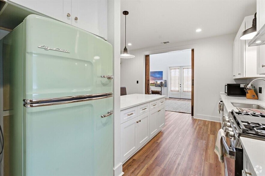 More Photos Of 1006 Frost Ave, Driftwood Loft Creative Space For Sale