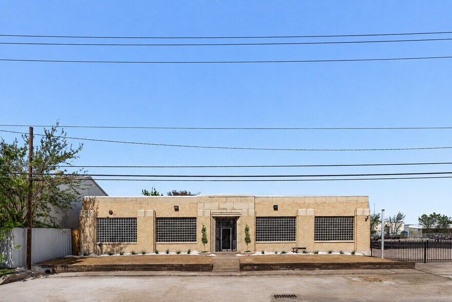 More Photos Of 5611 Clinton Dr, Houston Warehouse For Lease