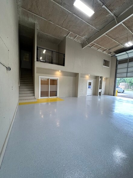 More Photos Of 9 Spanish Pass Rd, Boerne Showroom For Lease