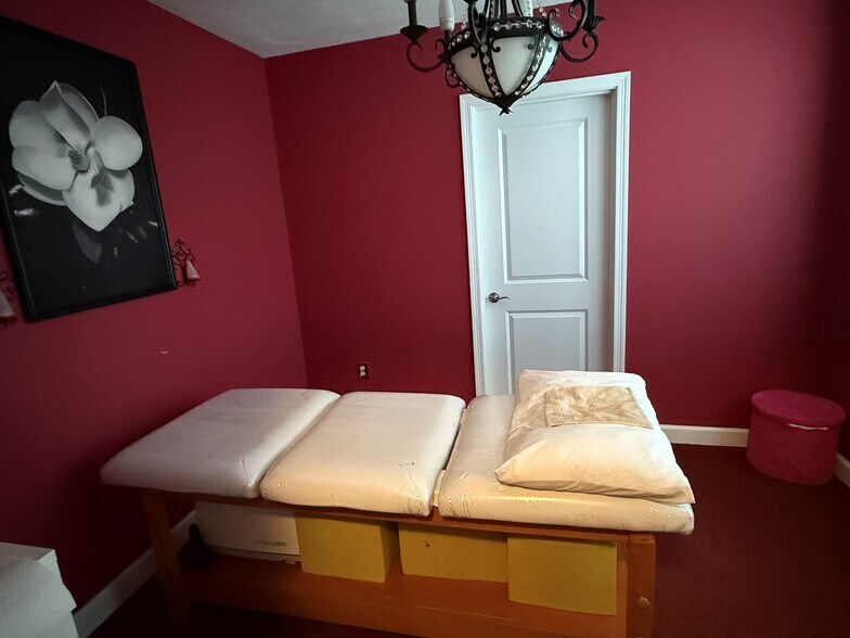 More Photos Of 160 - A Macarthur Blvd, Buzzards Bay Freestanding For Lease