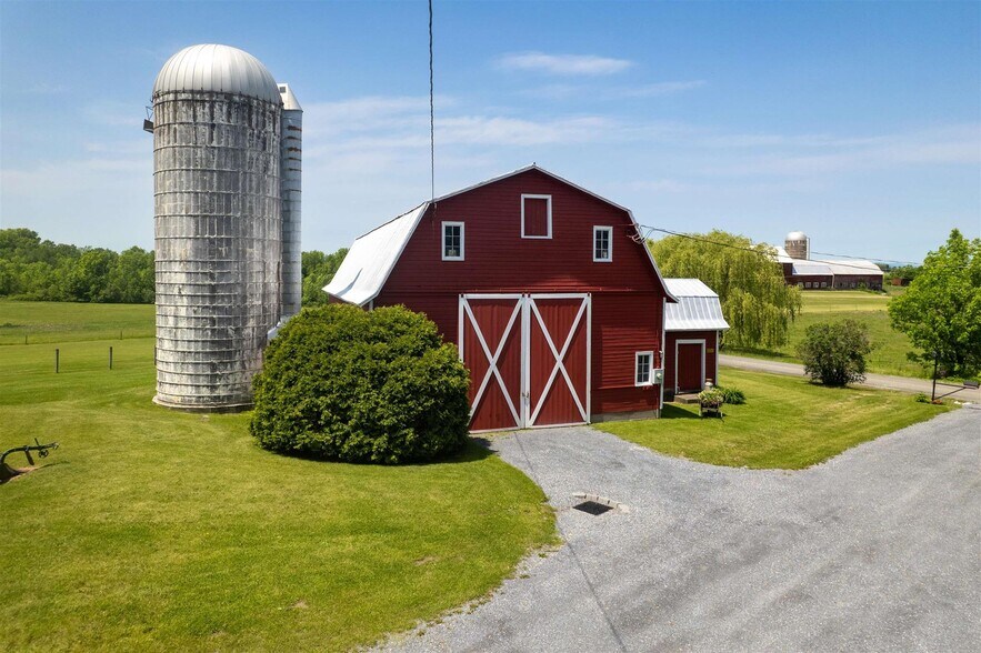 More Photos Of 640 Orchard Dr, Bridport Flex For Sale