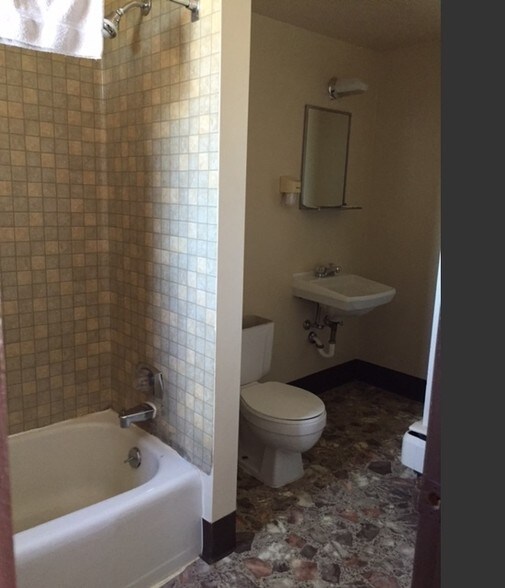 More Photos Of 100 Silver St, Hurley Hotel For Sale