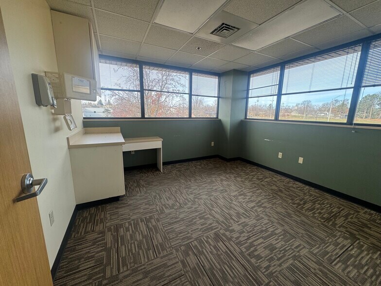 More Photos Of 2815 Pennsylvania Ave, Lansing Medical For Sale