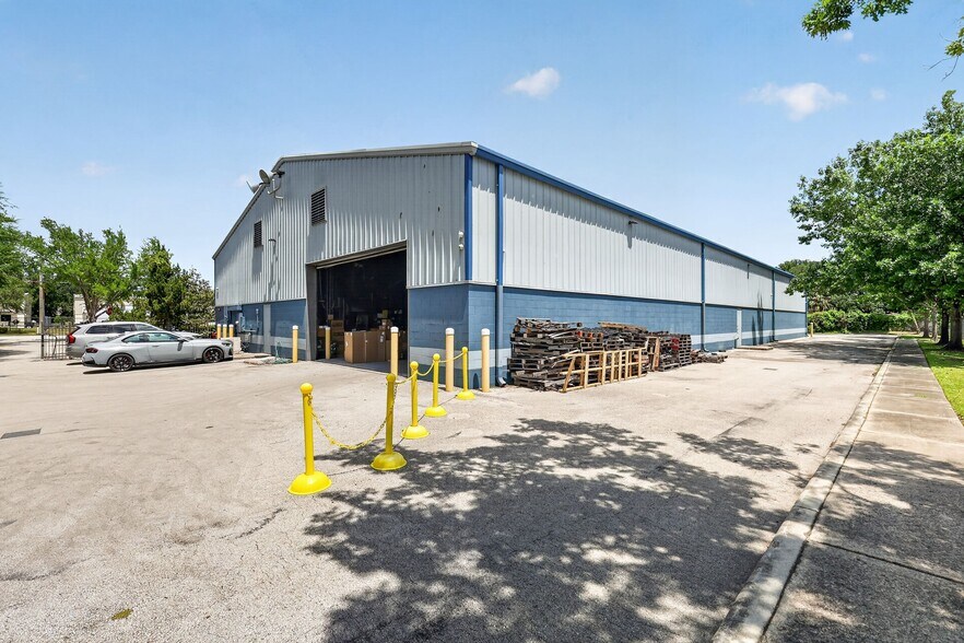 More Photos Of 2721 Pemberton Dr, Apopka Warehouse For Lease
