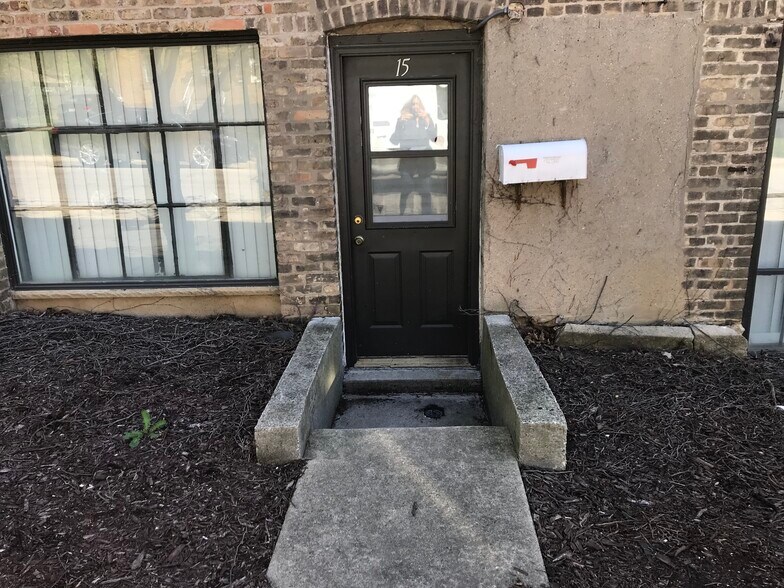 More Photos Of 9-23 N Union St, Elgin Office For Lease