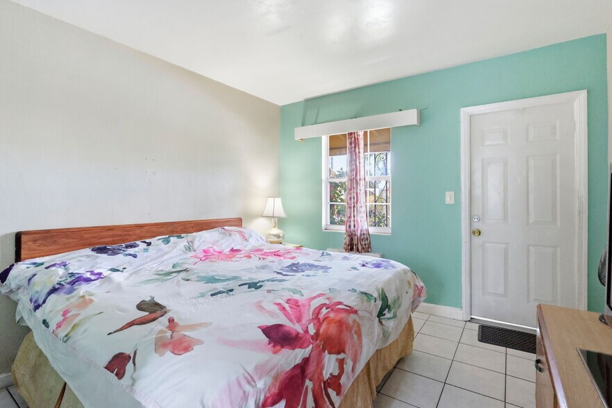More Photos Of 709 S Dixie Hwy, Lake Worth Hotel For Sale
