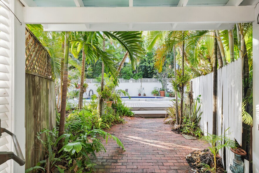 More Photos Of 812 Fleming St, Key West Storefront For Sale