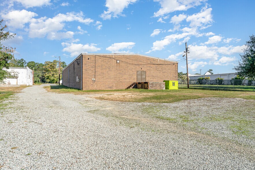 More Photos Of 4813 W Gate City Blvd, Greensboro Light Distribution For Sale