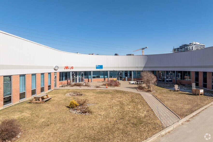 More Photos Of 2519-3300 Blvd Chomedey, Laval Warehouse For Lease