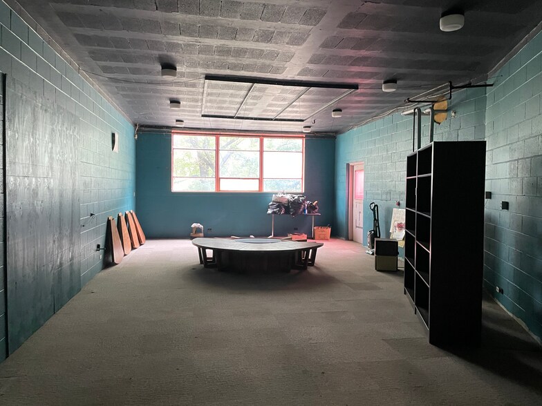 More Photos Of 448 Prospect St, Combined Locks Bar For Sale