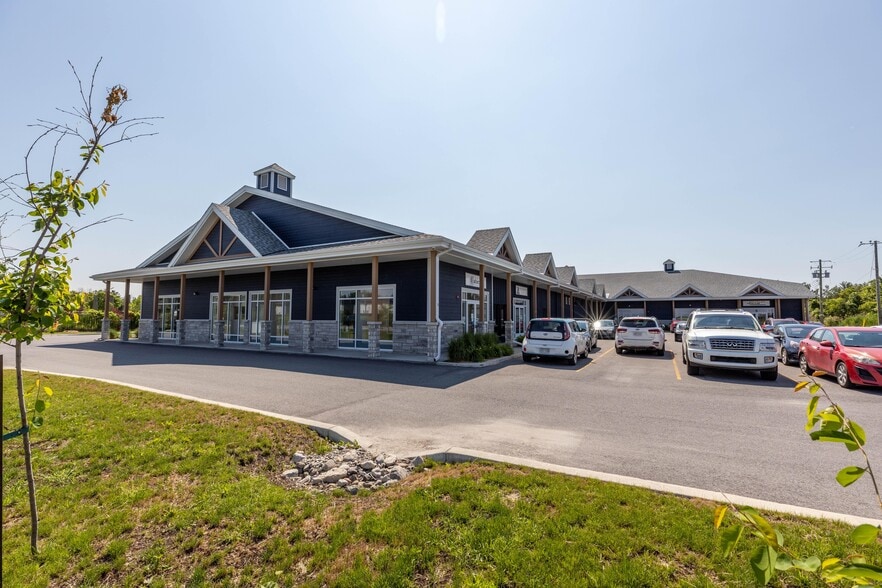 More Photos Of 872 Rte De La Cité-Des-Jeunes, Saint-Lazare Storefront For Lease