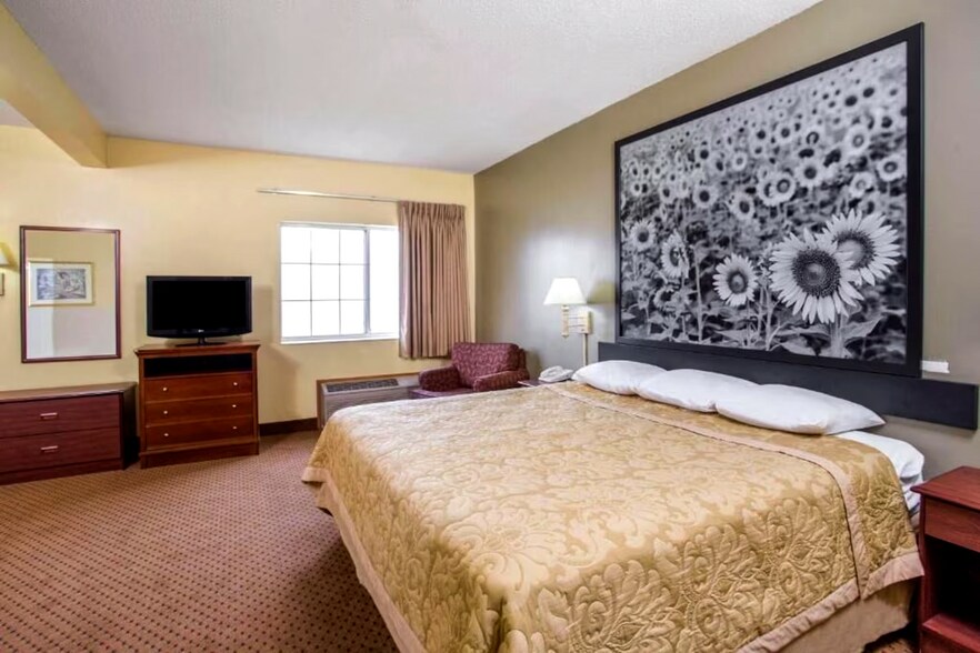 More Photos Of 1530 Main St, Osage Hotel For Sale