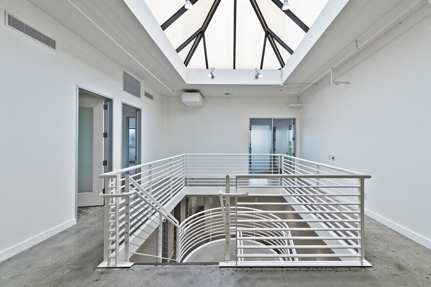 More Photos Of 1661-1669 Lincoln Blvd, Santa Monica Office For Lease