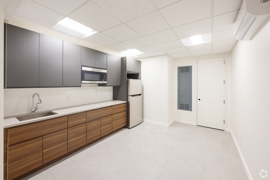 More Photos Of 1051 Franklin Ave, Garden City Office For Sale