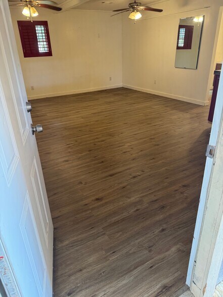 More Photos Of 701 E Pine St, Edgewood Flex For Lease