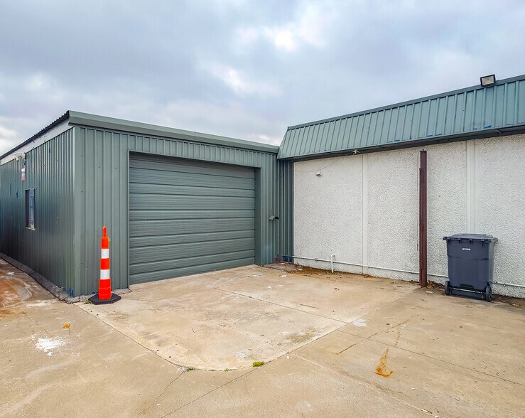 More Photos Of 401 S Ranchwood Blvd, Yukon Flex For Sale