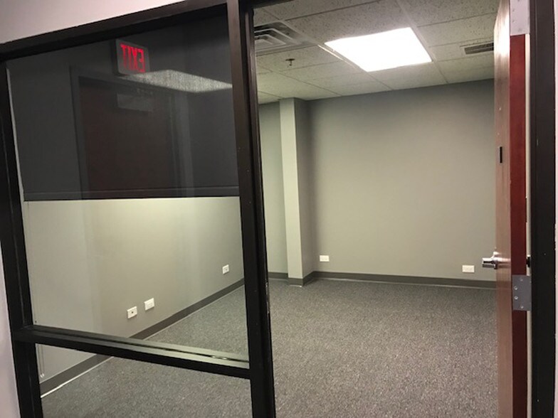 More Photos Of 426 S Westgate St, Addison Self Storage For Lease