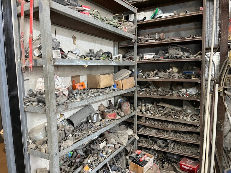 More Photos Of 462 E Reba McEntire Ave, Stringtown Flex For Sale