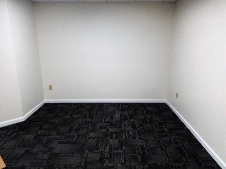 More Photos Of 8 Red Fox Dr, Colonie Medical For Lease