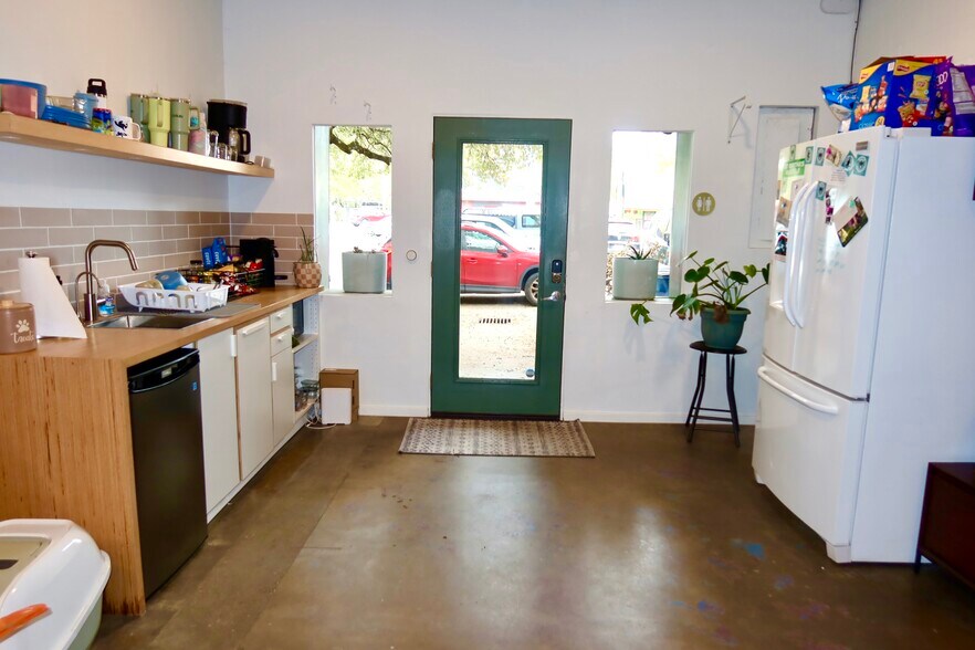 More Photos Of 2009 S 1st St, Austin Freestanding For Lease