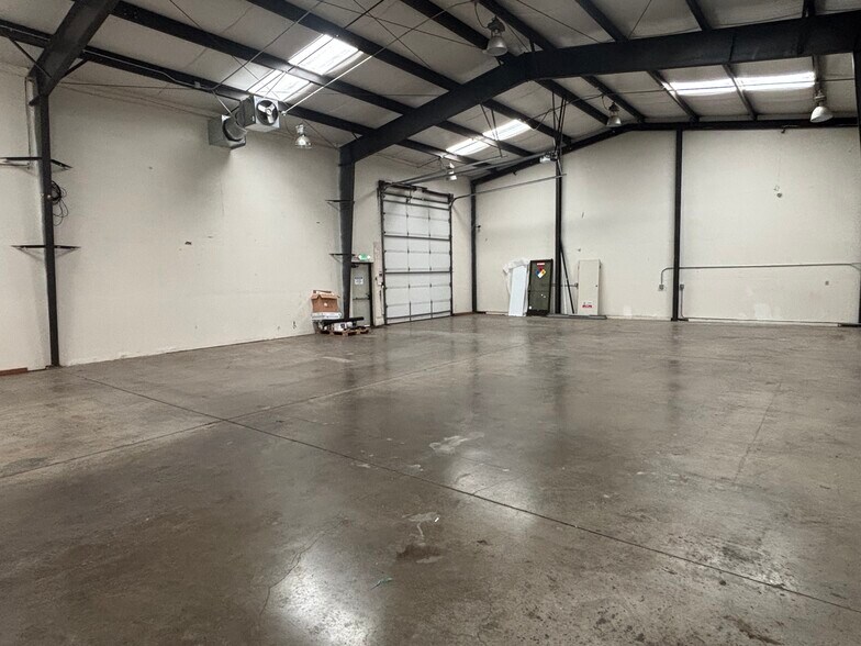 More Photos Of 497 Highway 99 N, Eugene Warehouse For Lease