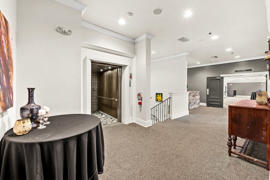 More Photos Of 655 2nd Ave S, Saint Petersburg Restaurant For Sale