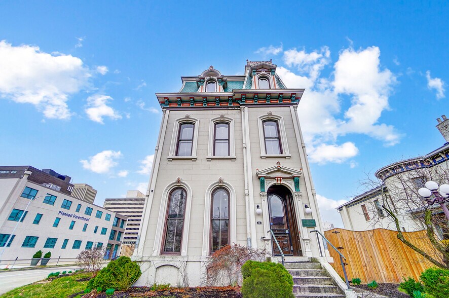 More Photos Of 208 W Monument Ave, Dayton Office Residential For Sale