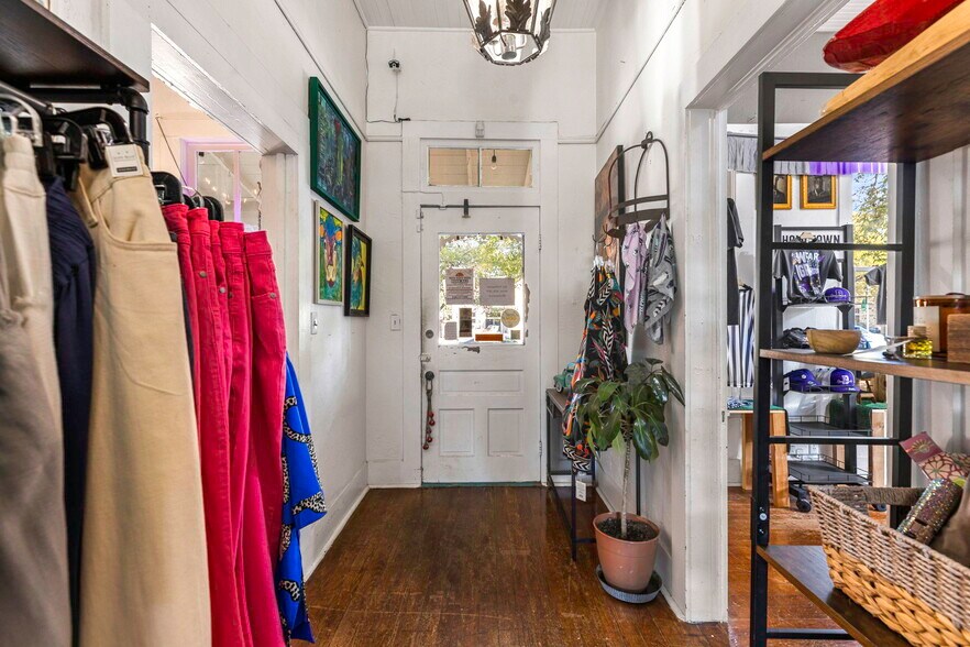 More Photos Of 322 S Main St, Boerne General Retail For Sale