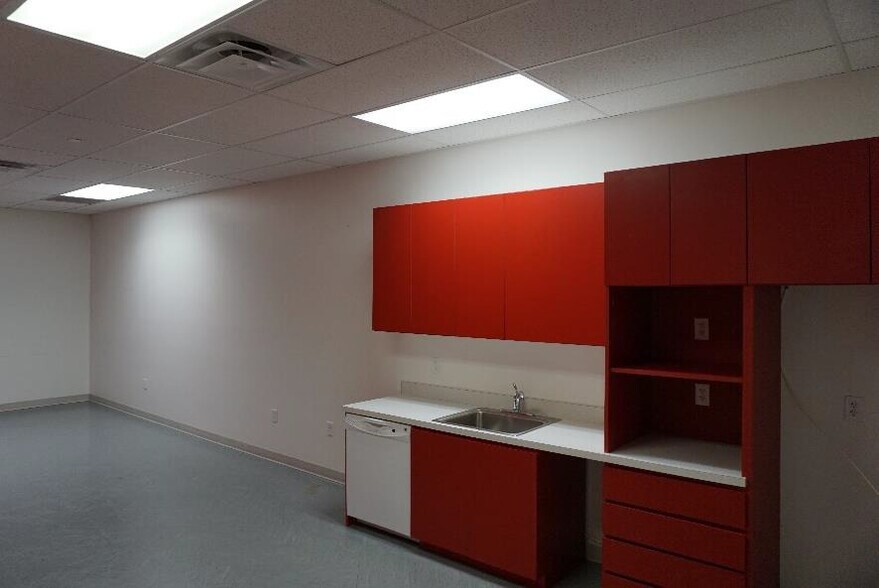 More Photos Of 7817 N Dale Mabry Hwy, Tampa Storefront Retail Office For Lease