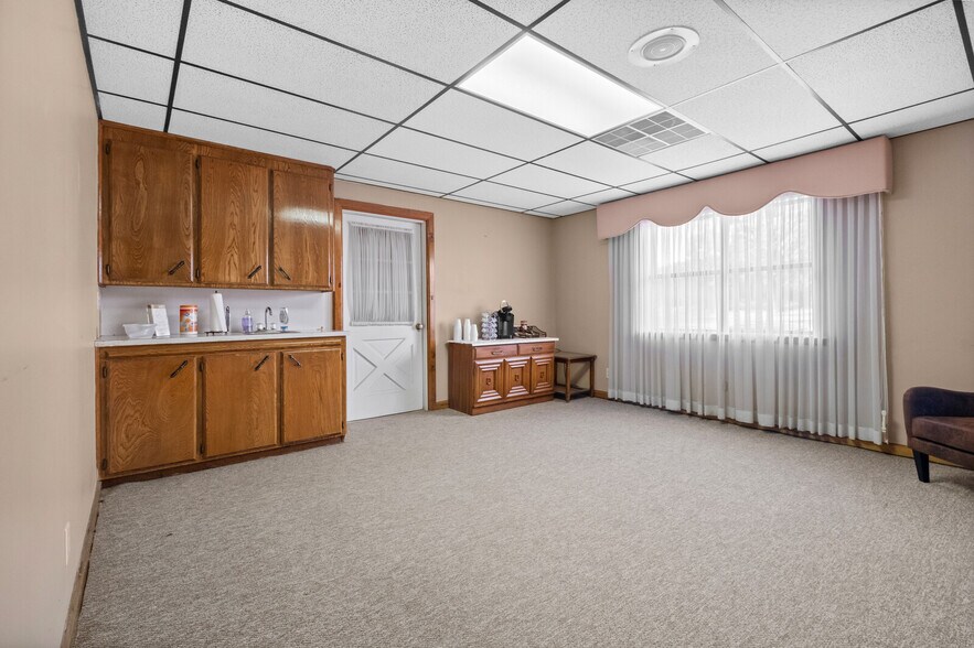 More Photos Of 1400 Locust st, Stilwell Office Residential For Sale