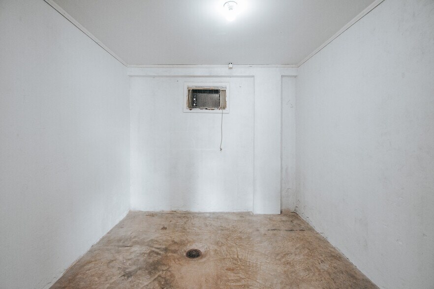 More Photos Of 305 N Laurent St, Victoria Flex For Sale