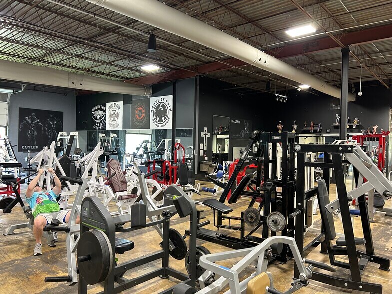 More Photos Of 251-253 Chesterfield Industrial Blvd, Chesterfield Warehouse For Sale