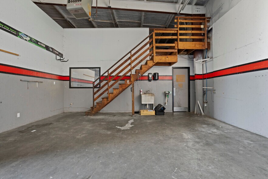More Photos Of 15237 Russell Blvd, Gulfport Auto Salvage Facility For Lease