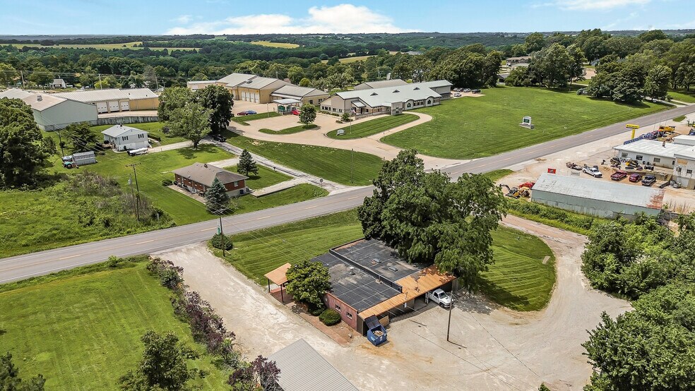 More Photos Of 1401 E Main St, Linn Flex For Sale